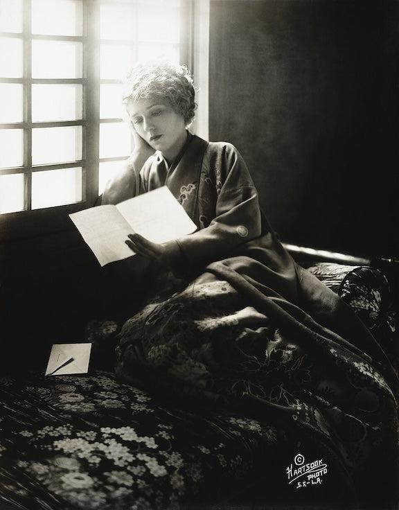 The History of the Kimono Robe as Loungewear in Western Fashion-ThisBlueBird