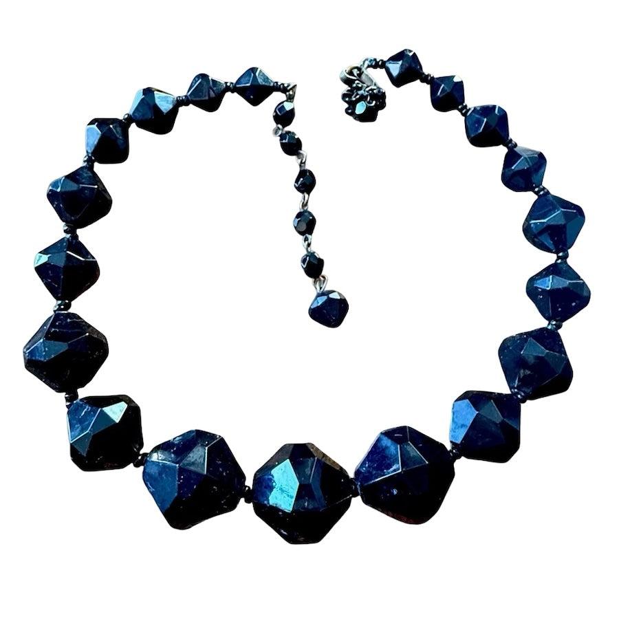 Vintage Beaded Jewelry: A Guide to the Most Collectible Styles-ThisBlueBird