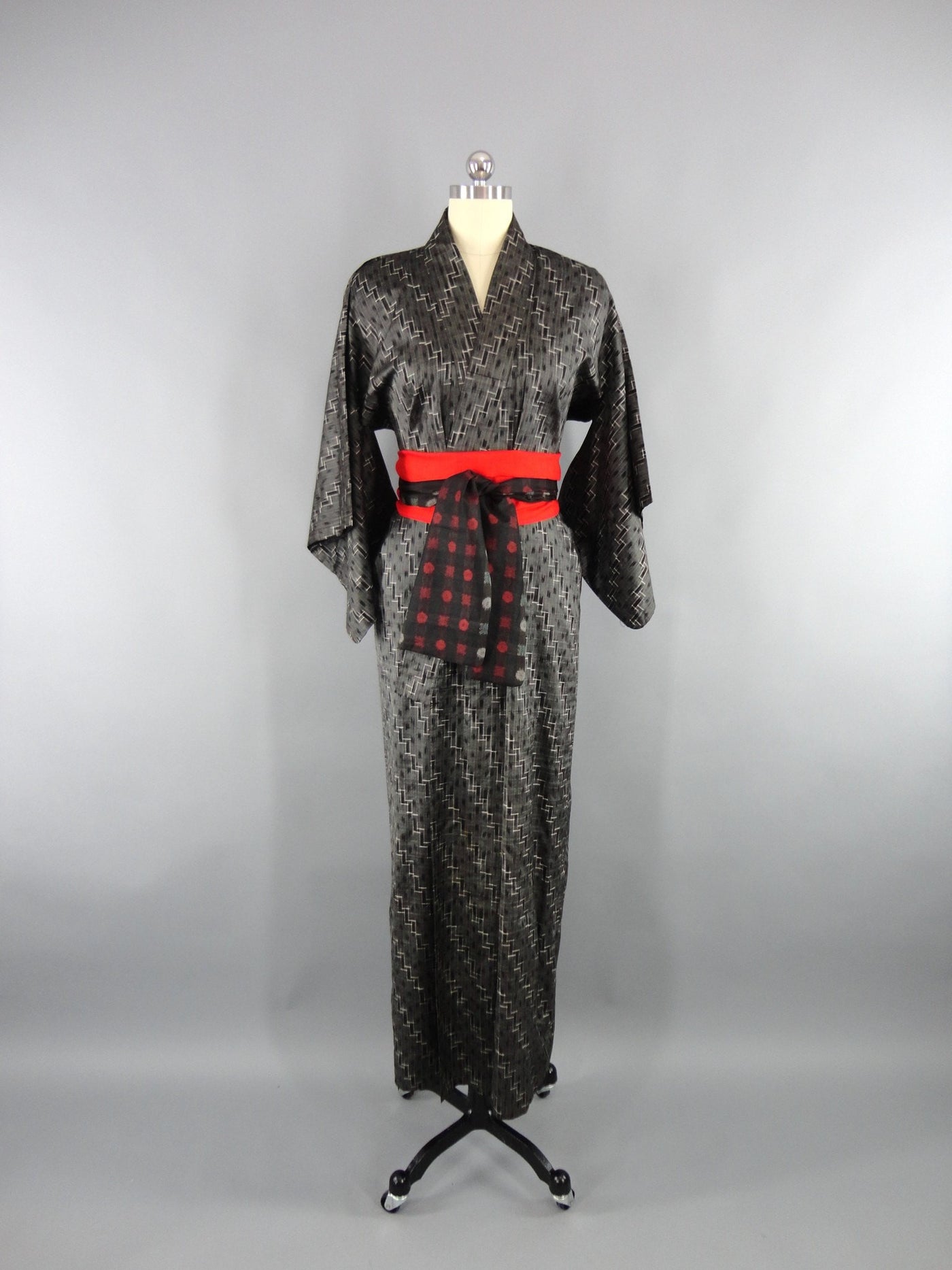 1930s Vintage Silk Kimono Robe in Black Grey Basketweave Ikat Pattern - ThisBlueBird