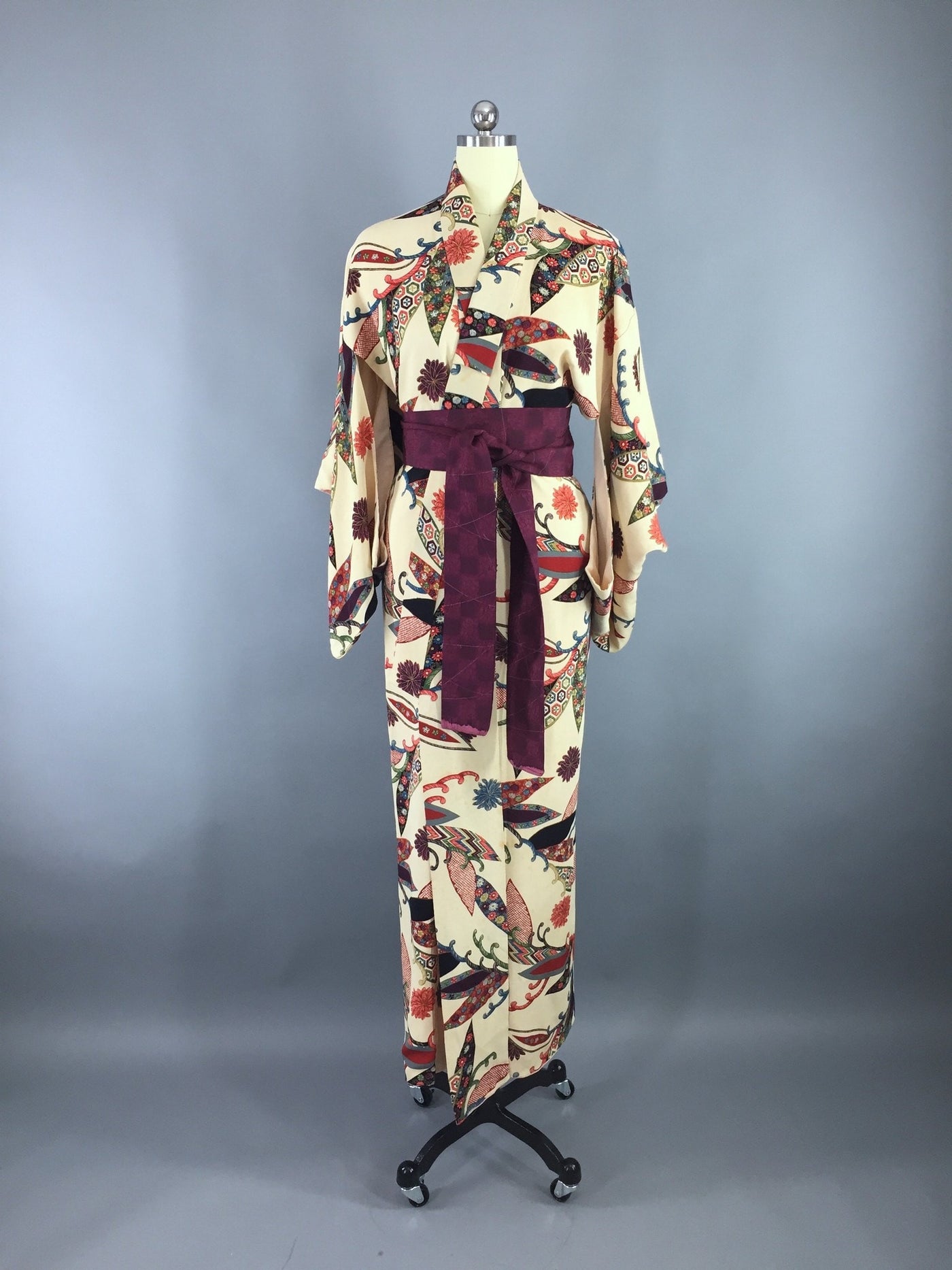 1940s Vintage Silk Kimono Robe in Ivory Floral Print - ThisBlueBird