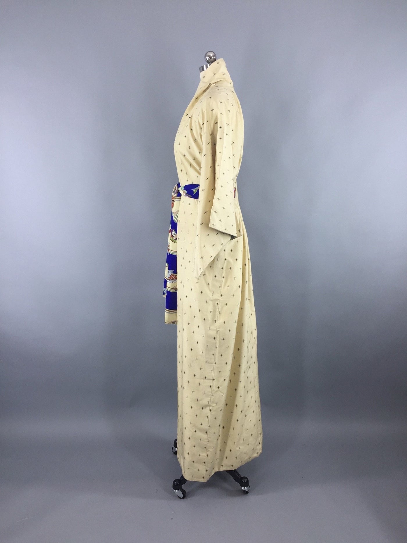1940s Vintage Silk Kimono Robe / Ivory Black Ikat Meisen - ThisBlueBird