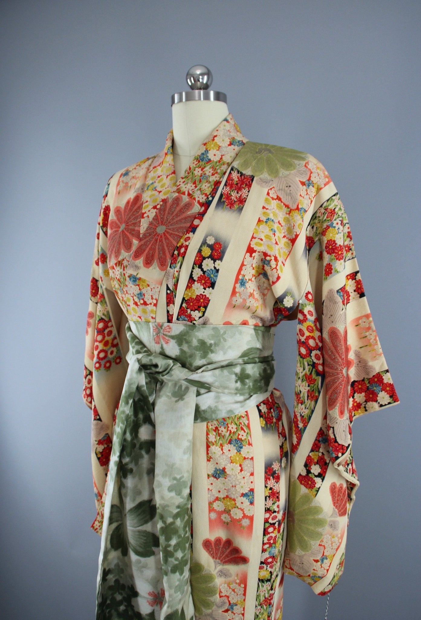 1940s Vintage Silk Kimono Robe / Ivory Red Floral Print - ThisBlueBird