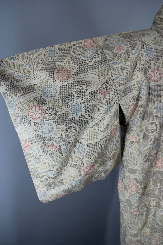 1940s Vintage Silk Kimono Robe / Off White Tan Muted Floral Ikat - ThisBlueBird