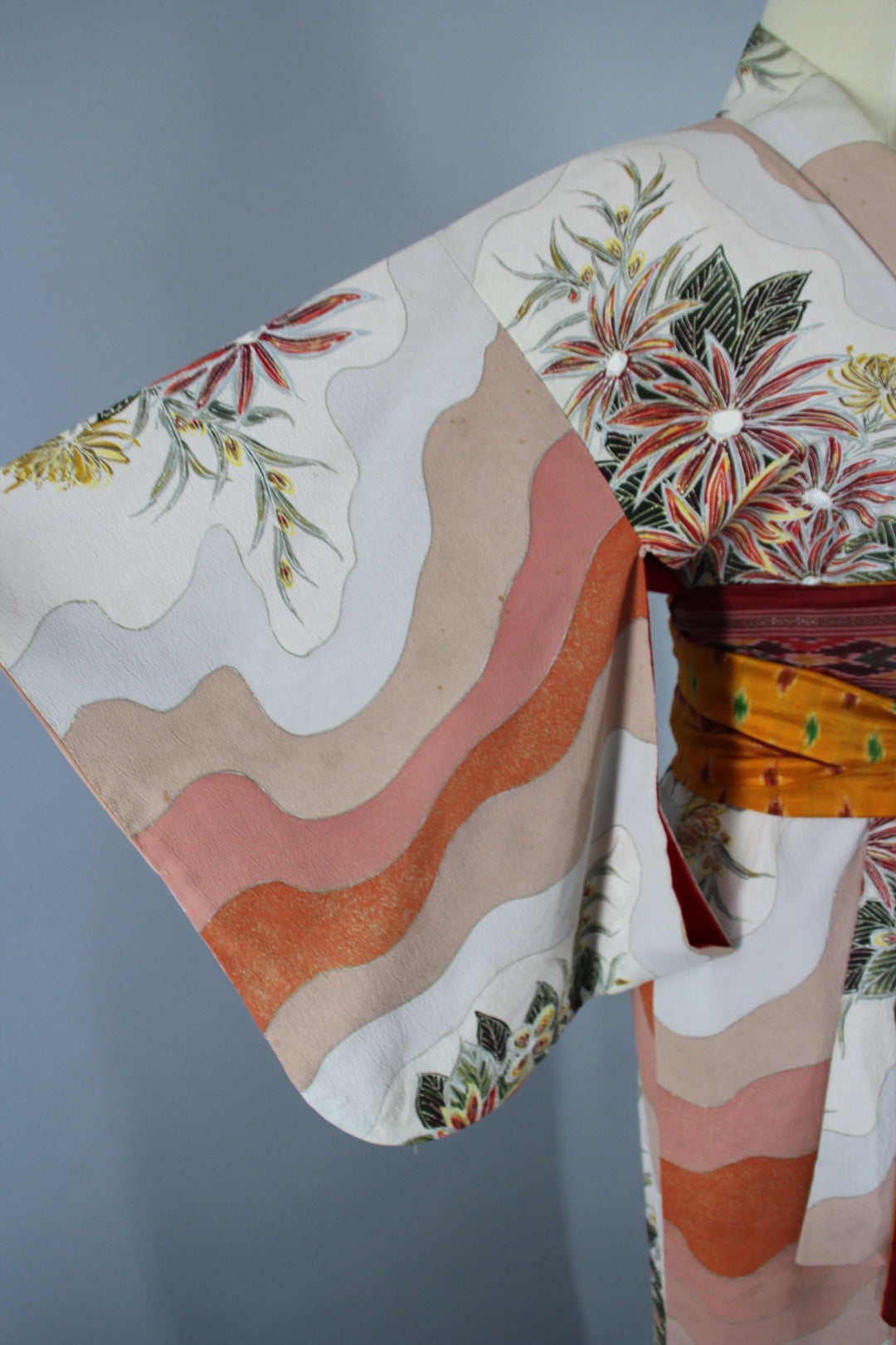 1940s Vintage Silk Kimono Robe / White Terra Cotta Floral Print - ThisBlueBird