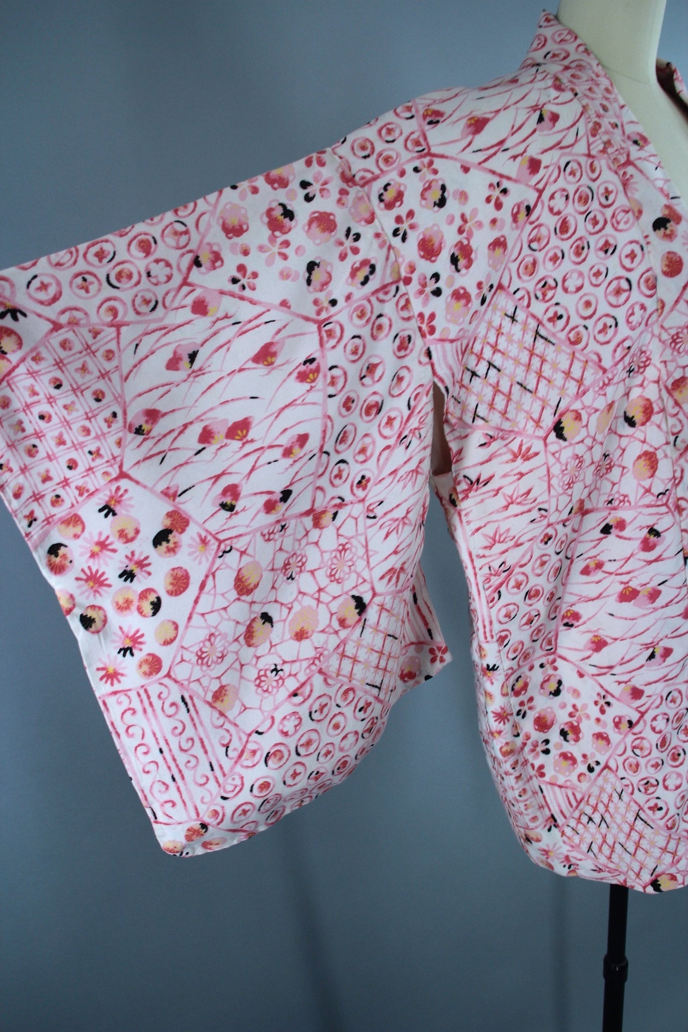 1950s Vintage Haori Kimono Jacket in White and Pink Floral Print - ThisBlueBird