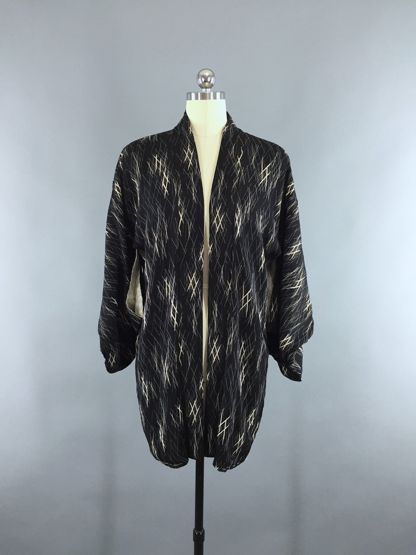 1950s Vintage Silk Kimono Jacket / Silk Haori Kimono Cardigan / Black Abstract - ThisBlueBird