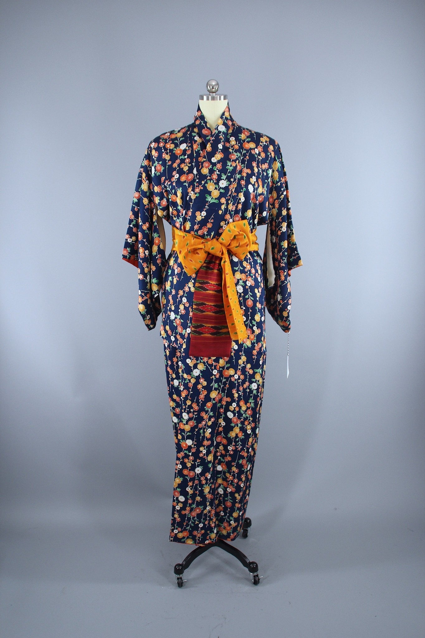1950s Vintage Silk Kimono Robe / Blue Floral Daisy Chains - ThisBlueBird