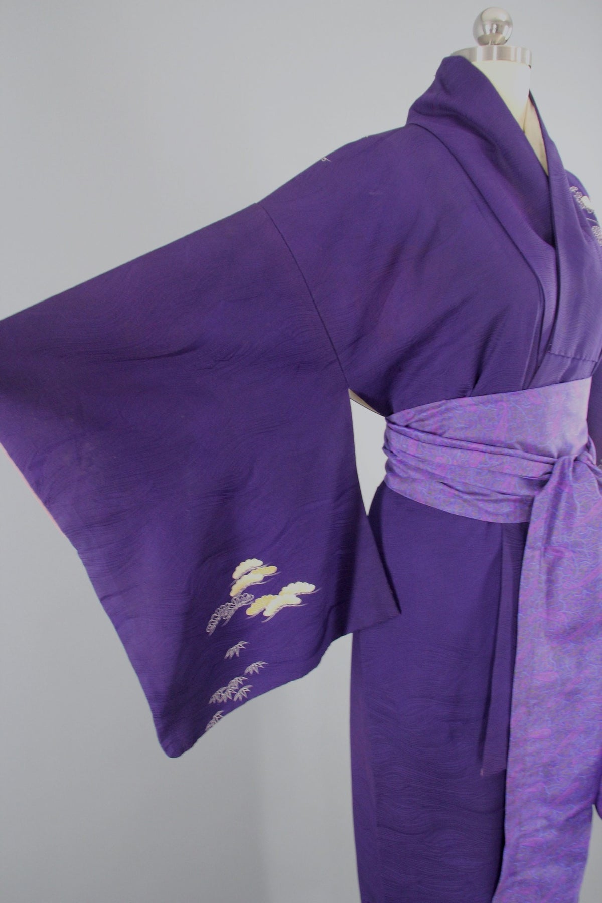 1950s Vintage Silk Kimono Robe in Dark Purple Floral Print – ThisBlueBird