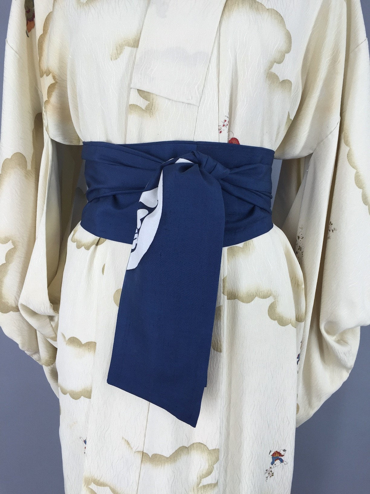 1950s Vintage Silk Kimono Robe / Ivory & Gold Clouds Novelty Print - ThisBlueBird