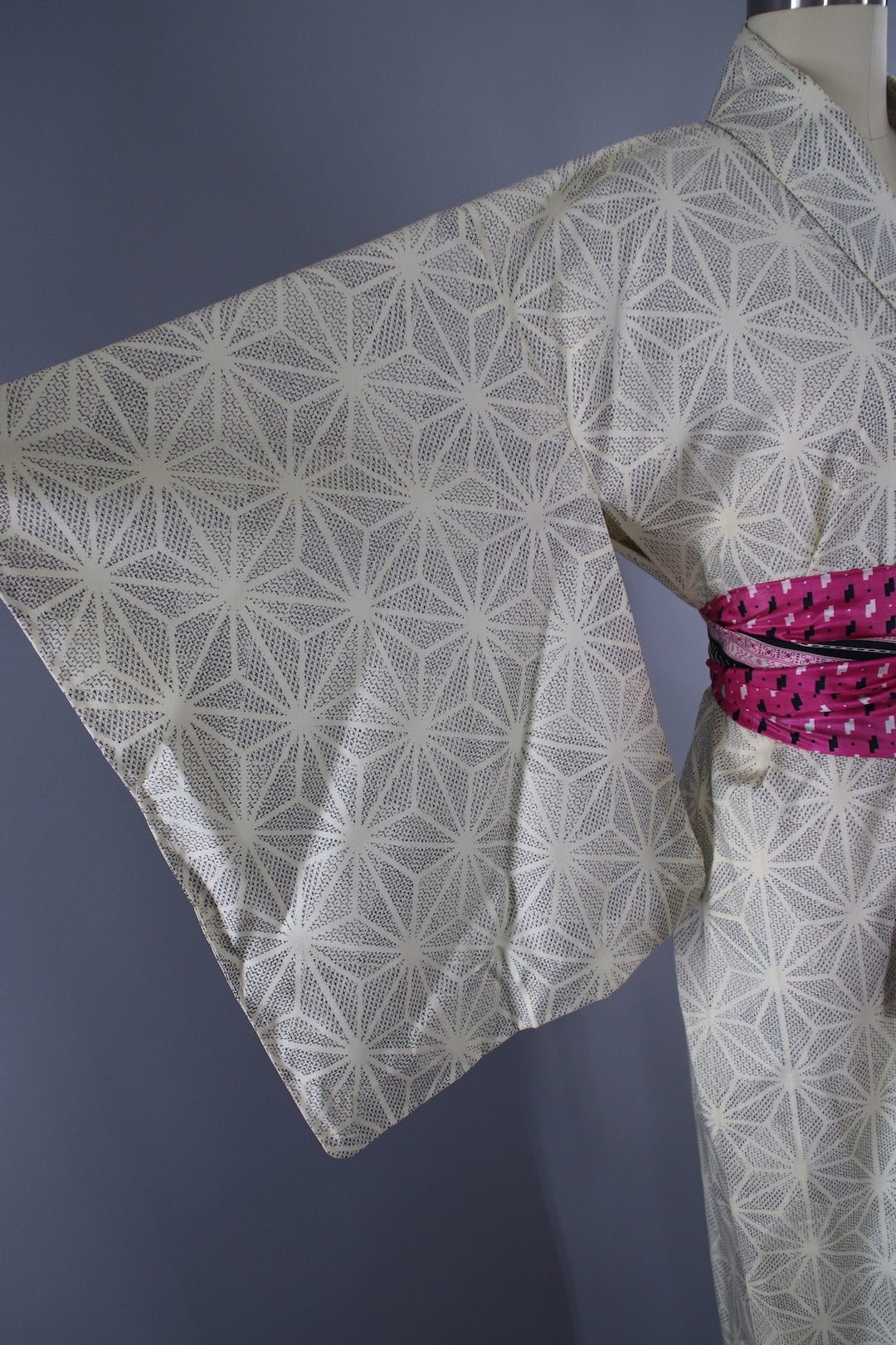 1950s Vintage Silk Kimono Robe / Meisen White &amp; Black Stars - ThisBlueBird