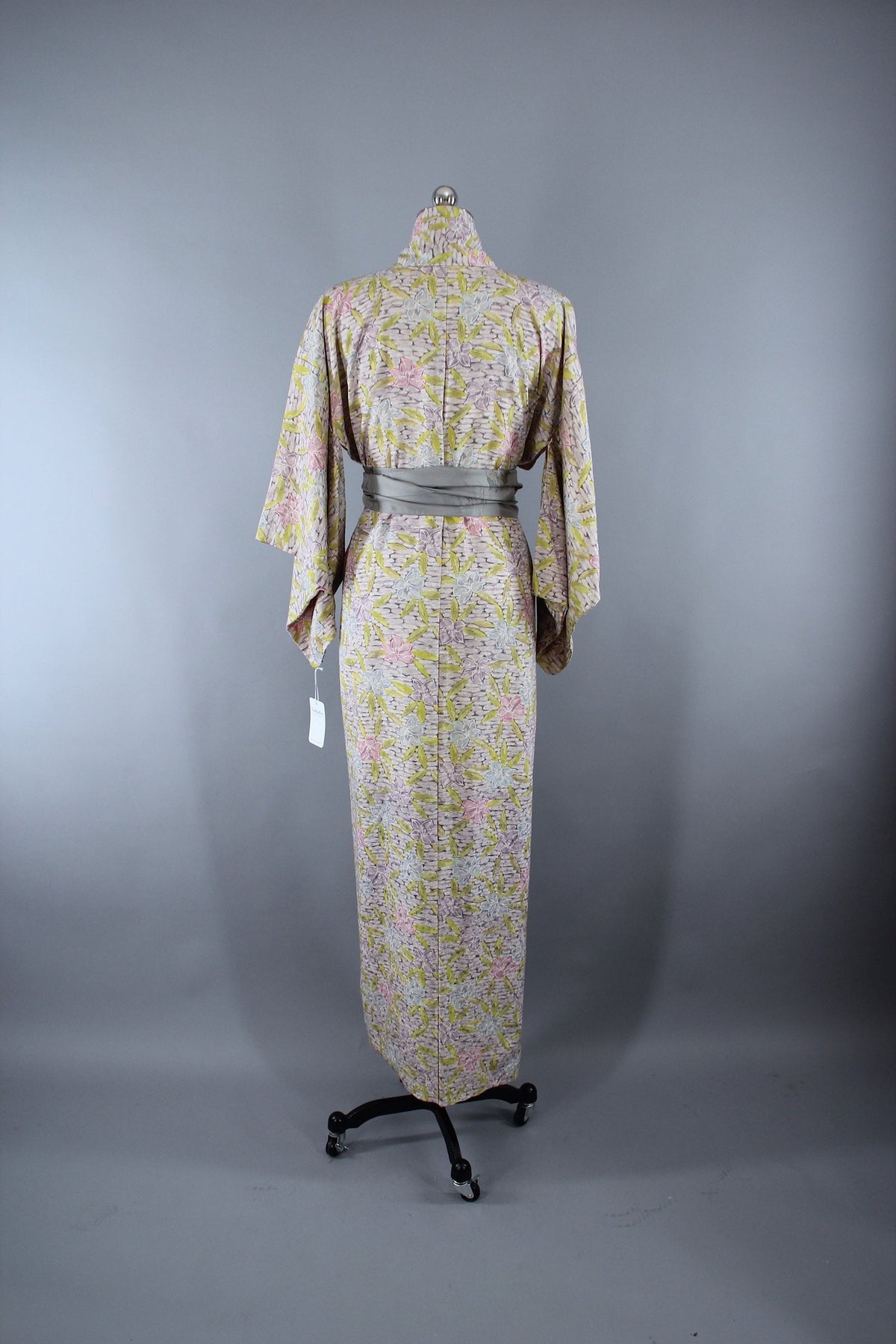 1950s Vintage Silk Kimono Robe with Pastel Lavender & Pink Floral Prin ...