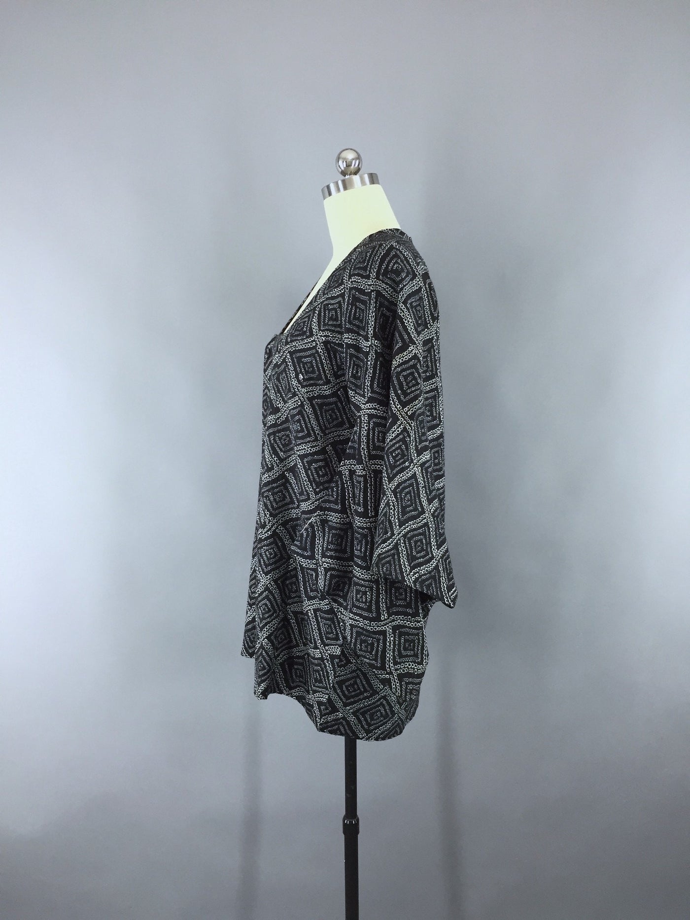 1950s Vintage Silk Michiyuki Kimono Coat Jacket in Black and White Shi ...