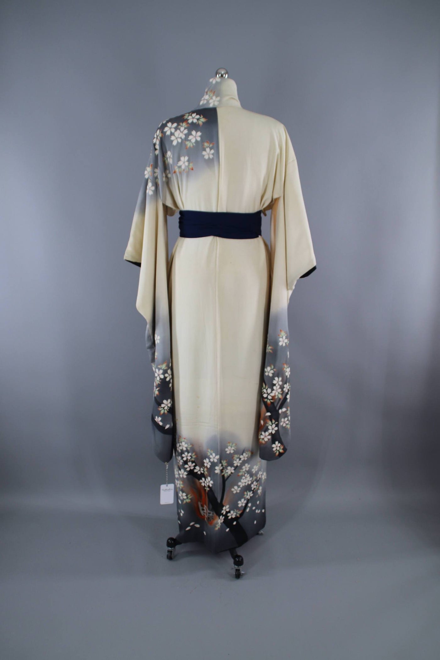 1960s Vintage Silk Kimono Robe Furisode / Ivory Grey Floral Print - ThisBlueBird