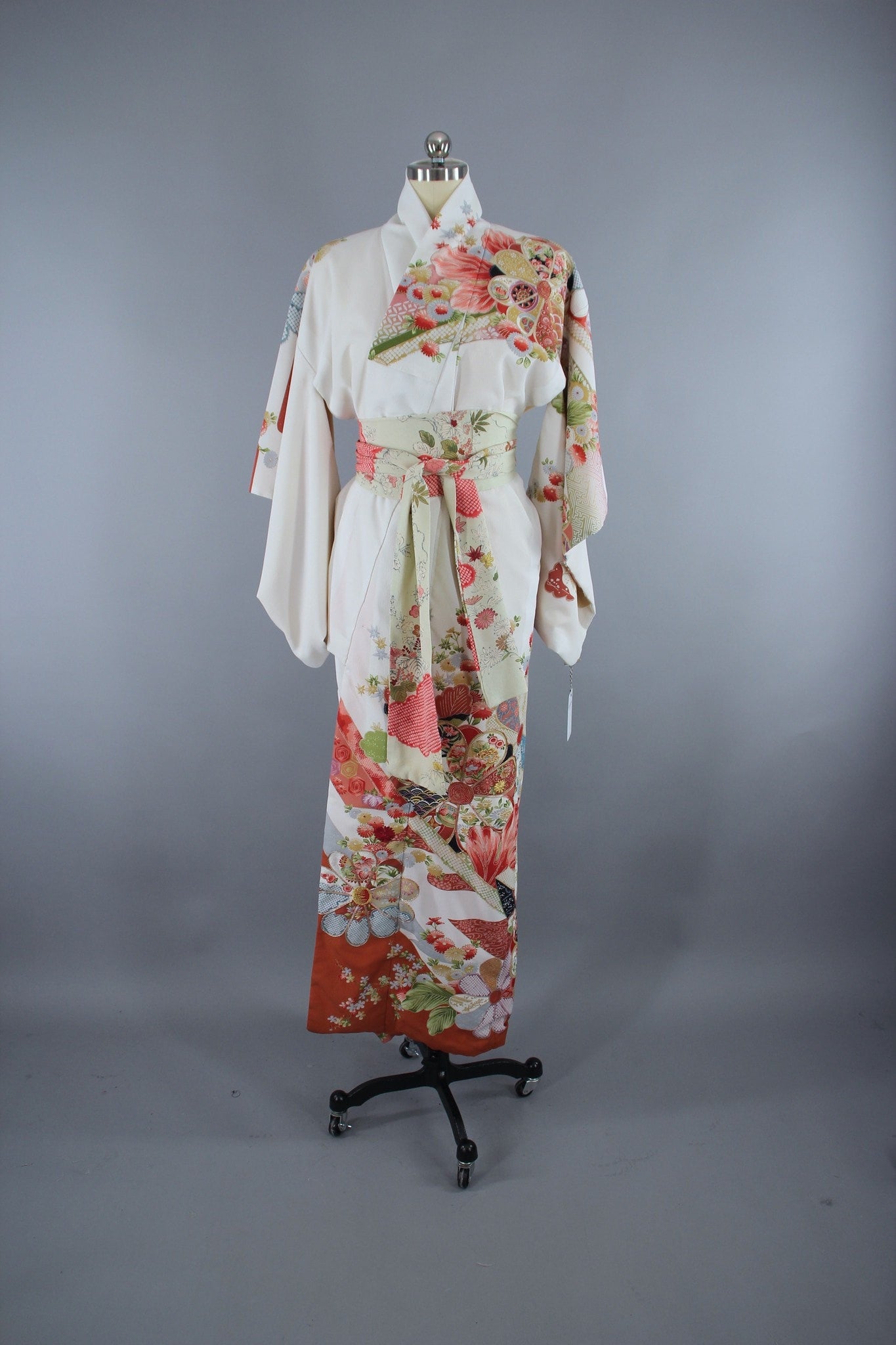 1970s Vintage Kimono Robe / White Floral - ThisBlueBird