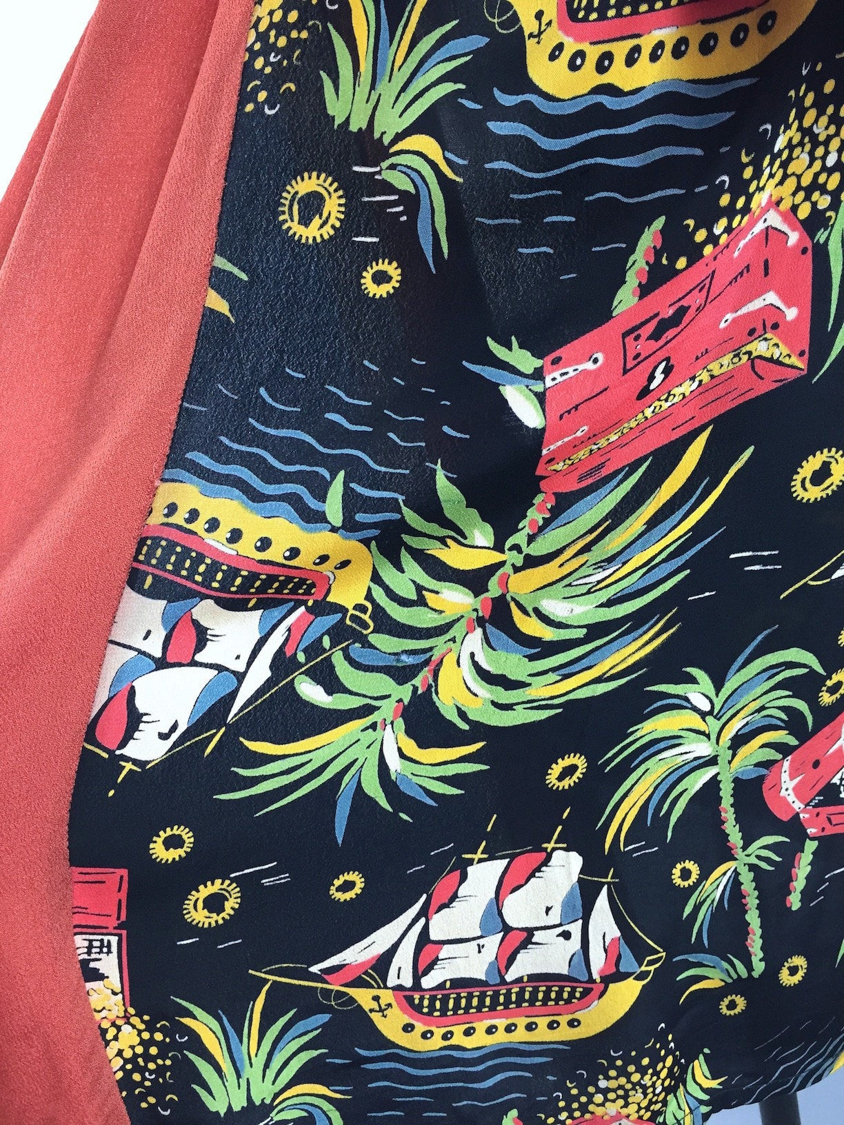 Vintage 1920s Silk Robe / Novelty Print Pirate Ships & Palm Trees - ThisBlueBird