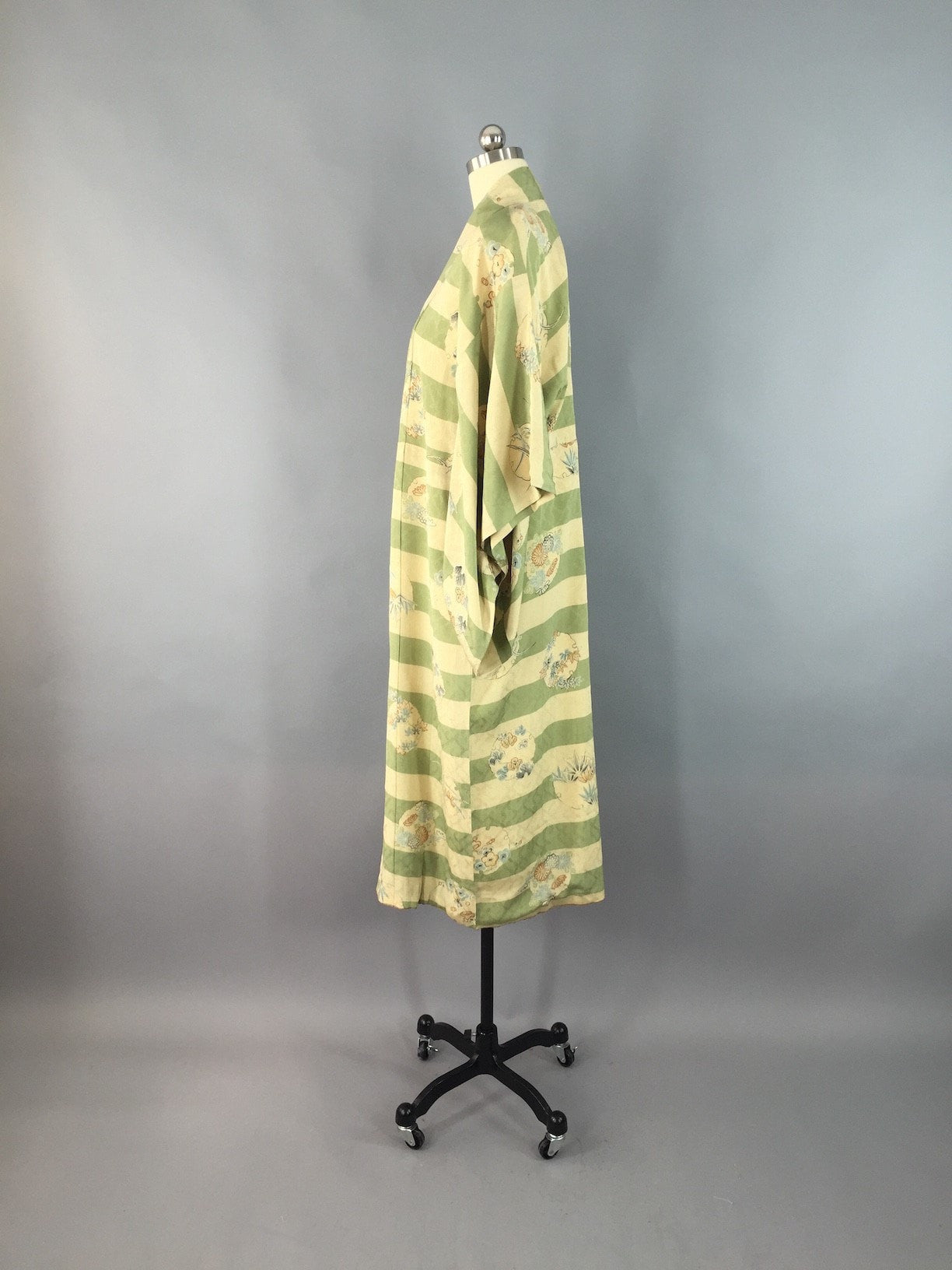 Vintage 1930s Silk Kimono Robe / Green Cream Floral Print Juban - ThisBlueBird