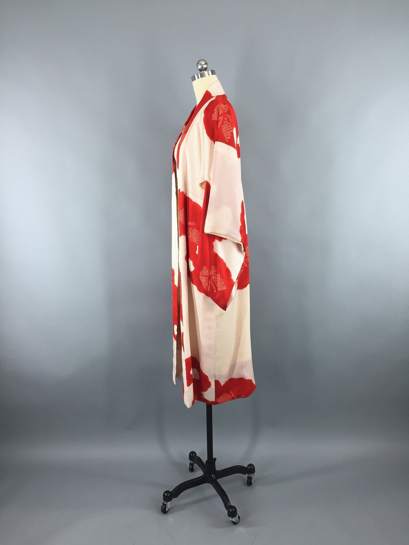 Vintage 1930s Silk Kimono Robe with Pale Pink and Red Shibori Juban ...