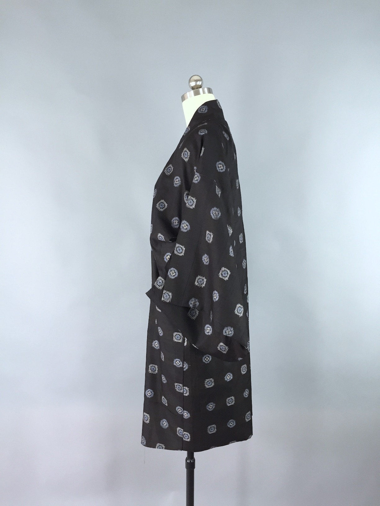 Vintage 1940s Haori Kimono Cardigan / Black & Blue Ikat - ThisBlueBird