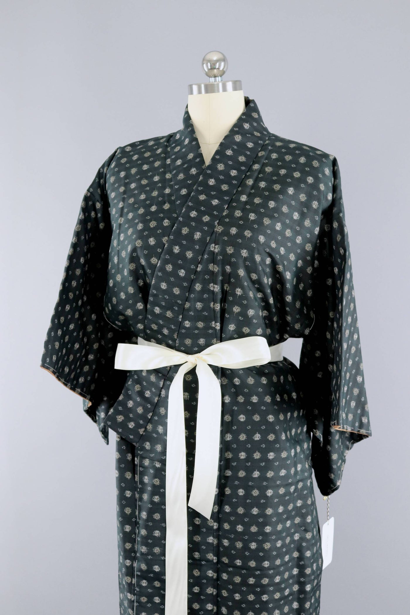 Vintage 1940s Silk Kimono Robe / Black White Meisen Ikat - ThisBlueBird