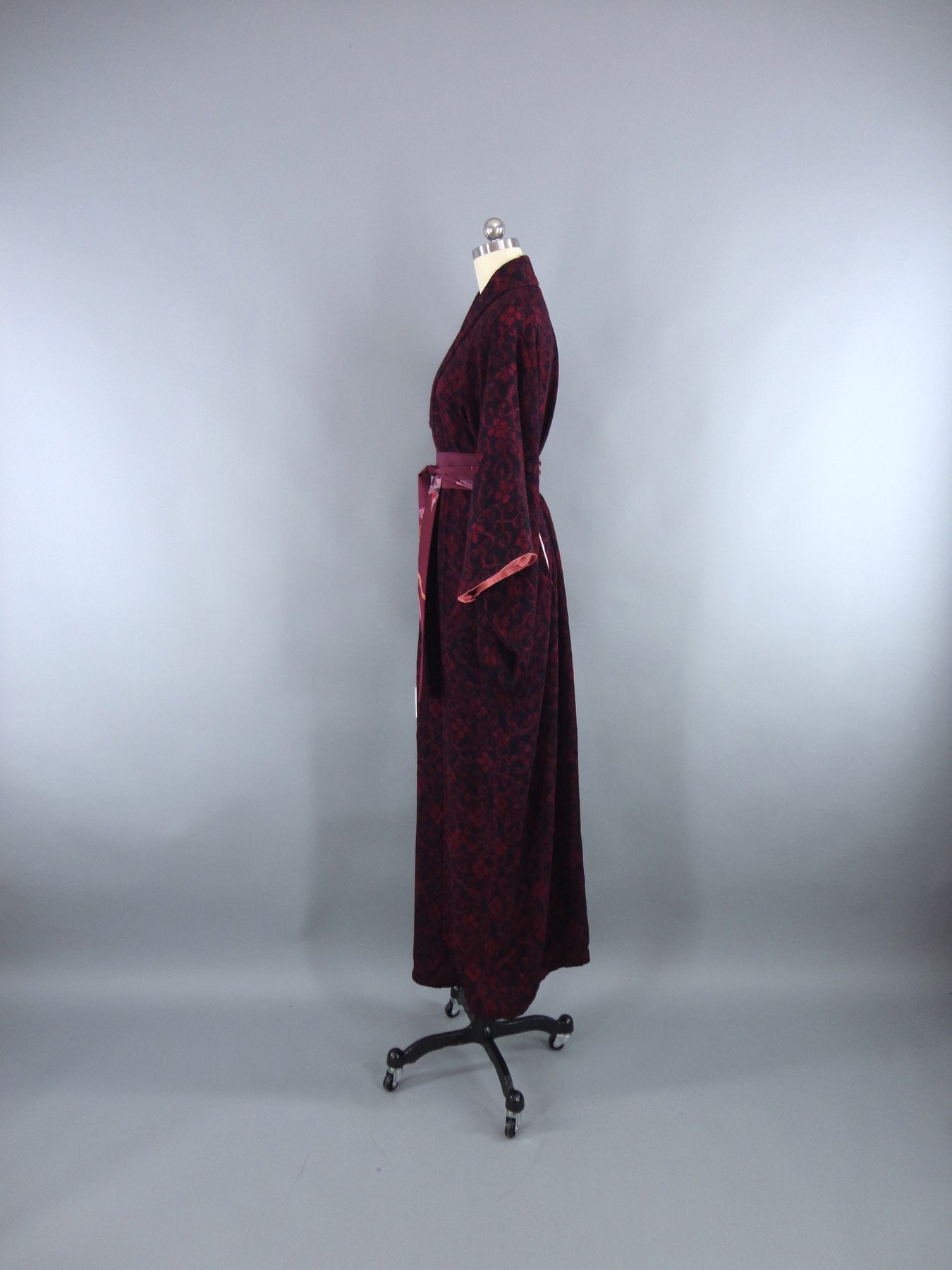 Vintage 1940s Silk Kimono Robe in Black and Cranberry Red Arabesque ...