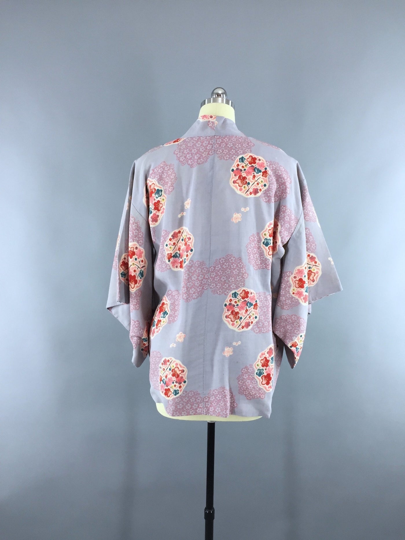 Vintage 1940s Vintage Kimono Jacket / Haori Kimono Cardigan / Grey Floral Print Cotton - ThisBlueBird