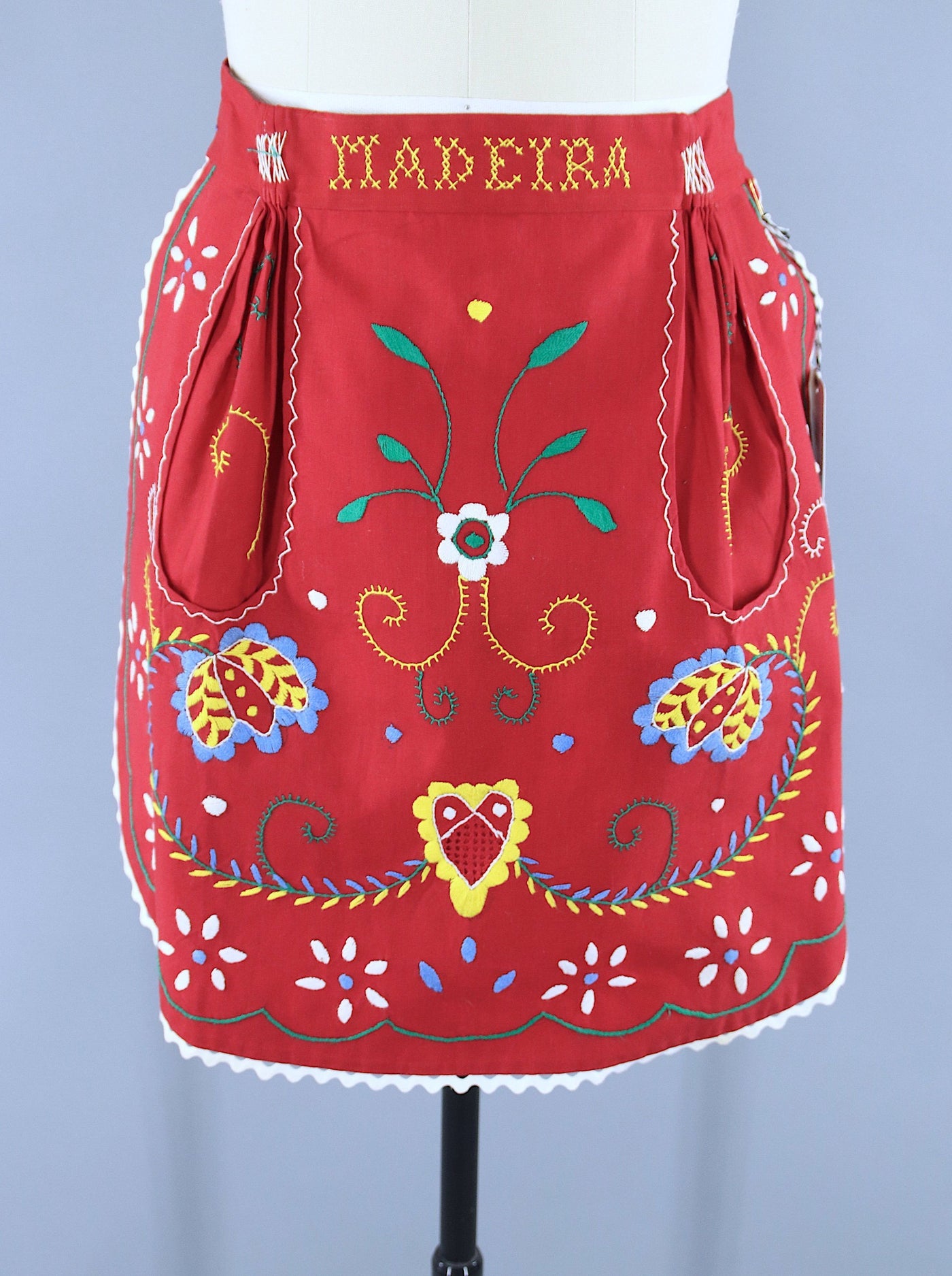 Vintage 1950s Half Apron / Madeira Red Folk Flowers / Rosa D'Ouro - ThisBlueBird