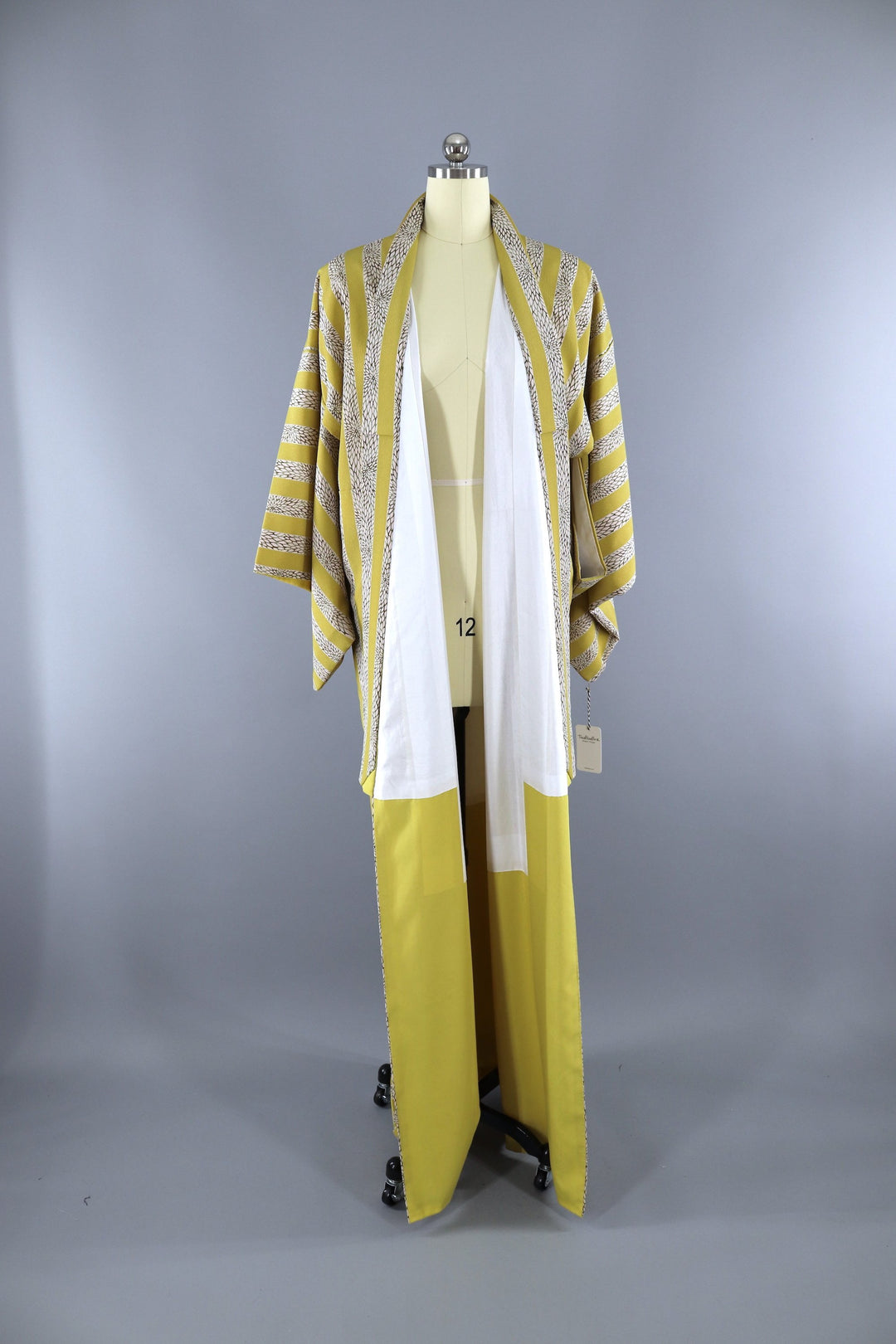 Vintage 1950s Silk Kimono Robe / Chartreuse Olive Green Chrysanthemum Print - ThisBlueBird