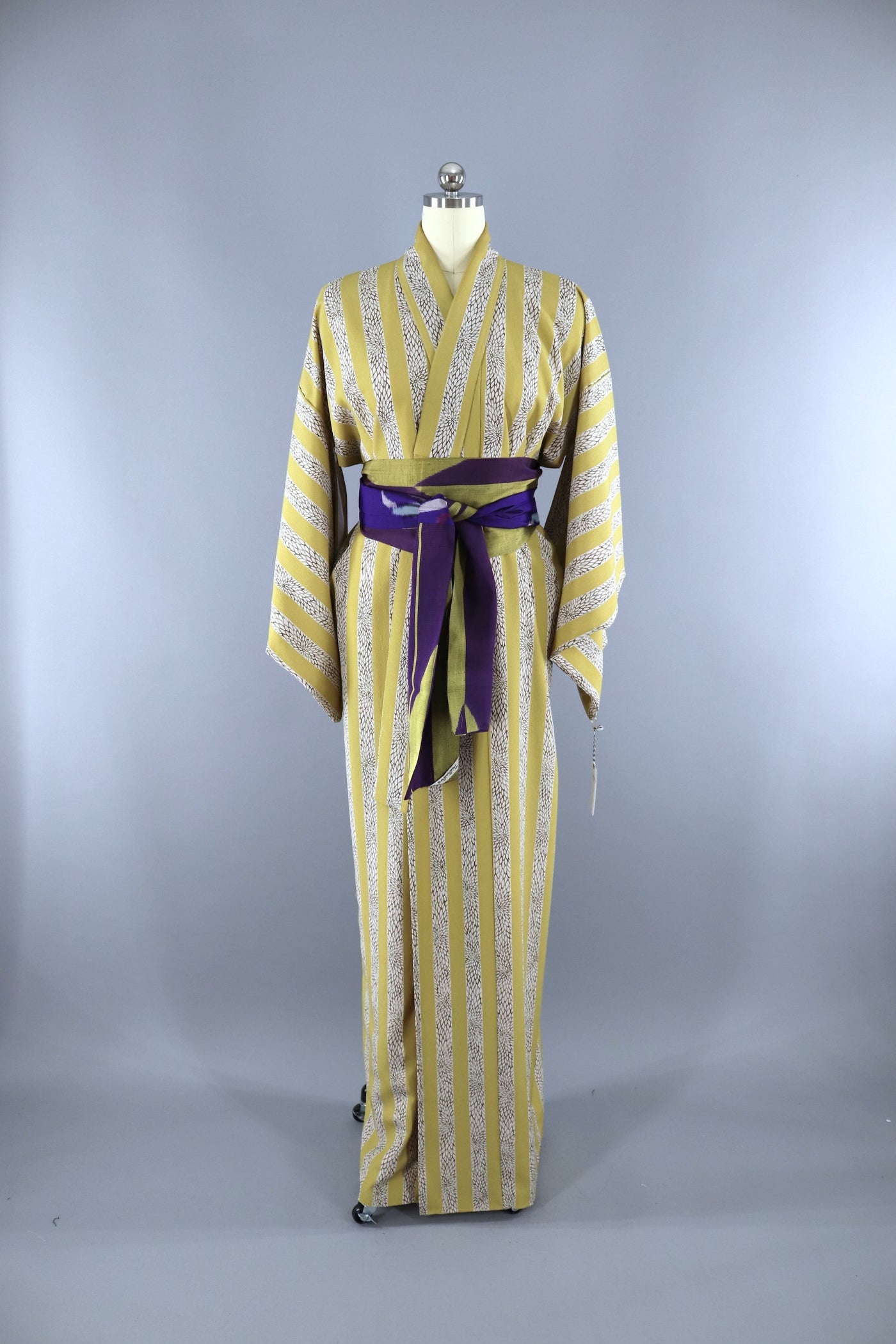 Vintage 1950s Silk Kimono Robe / Chartreuse Olive Green Chrysanthemum Print - ThisBlueBird