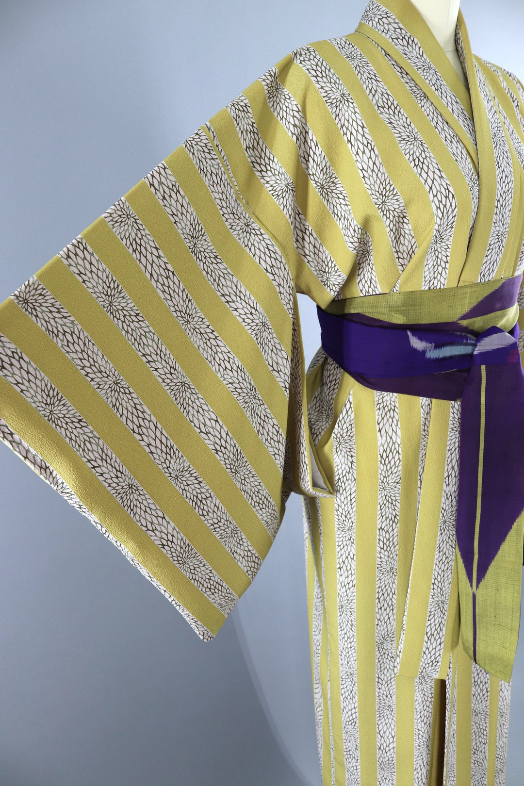 Vintage 1950s Silk Kimono Robe / Chartreuse Olive Green Chrysanthemum Print - ThisBlueBird