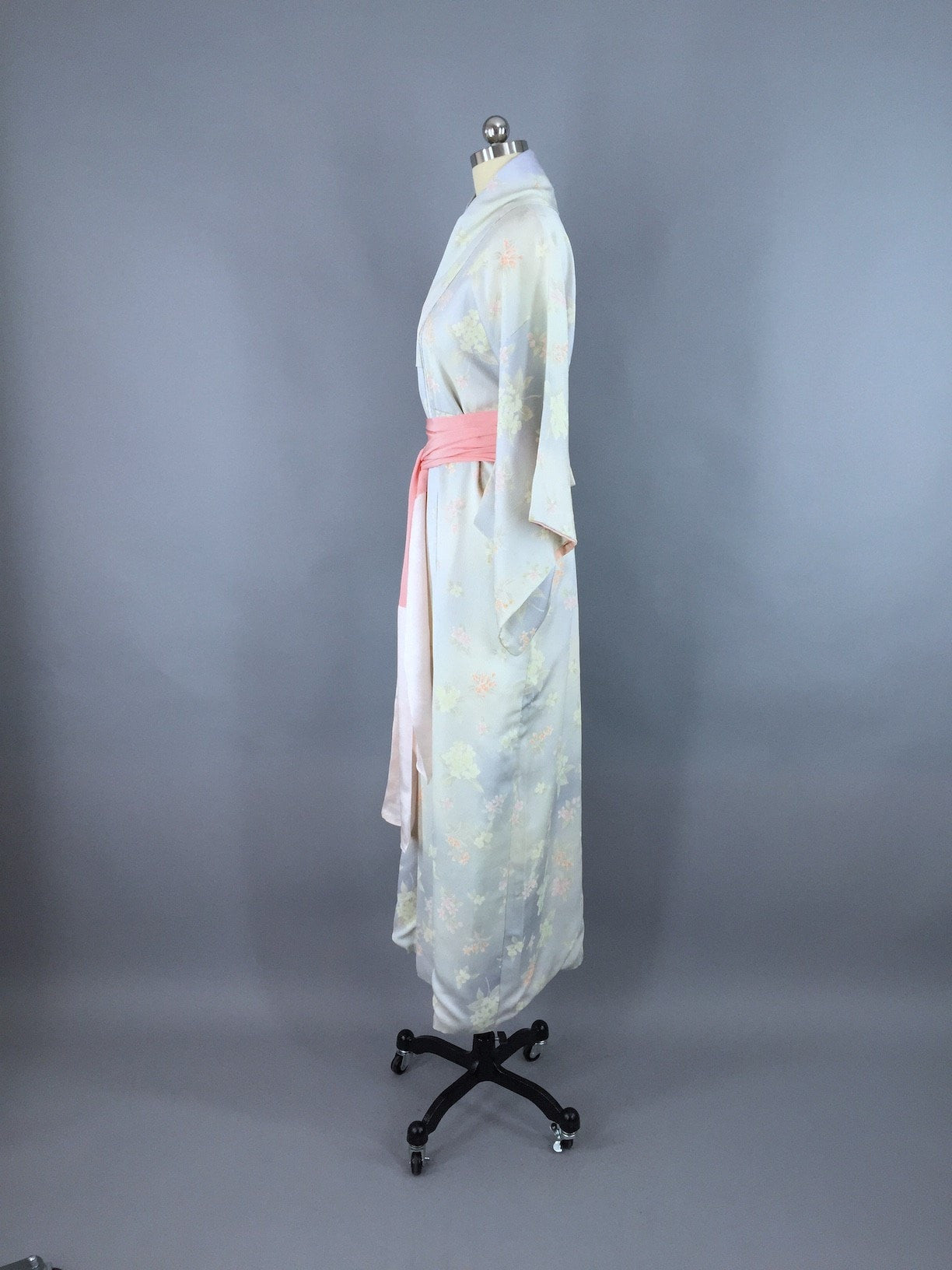 Vintage 1950s Silk Kimono Robe / Dove Gray Floral - ThisBlueBird