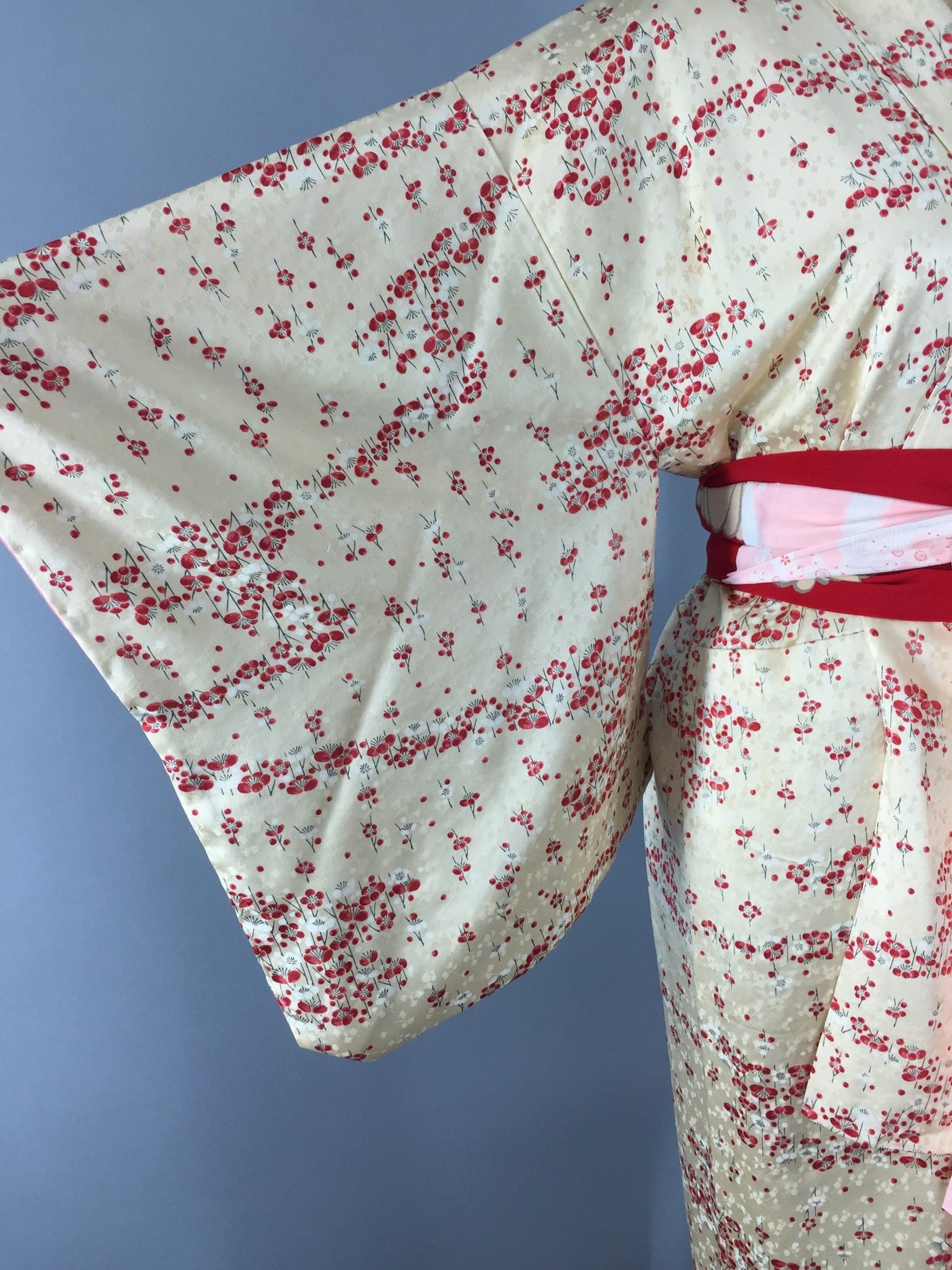 Vintage 1950s Silk Kimono Robe / Ivory Buttercream & Red Satin Floral Print - ThisBlueBird