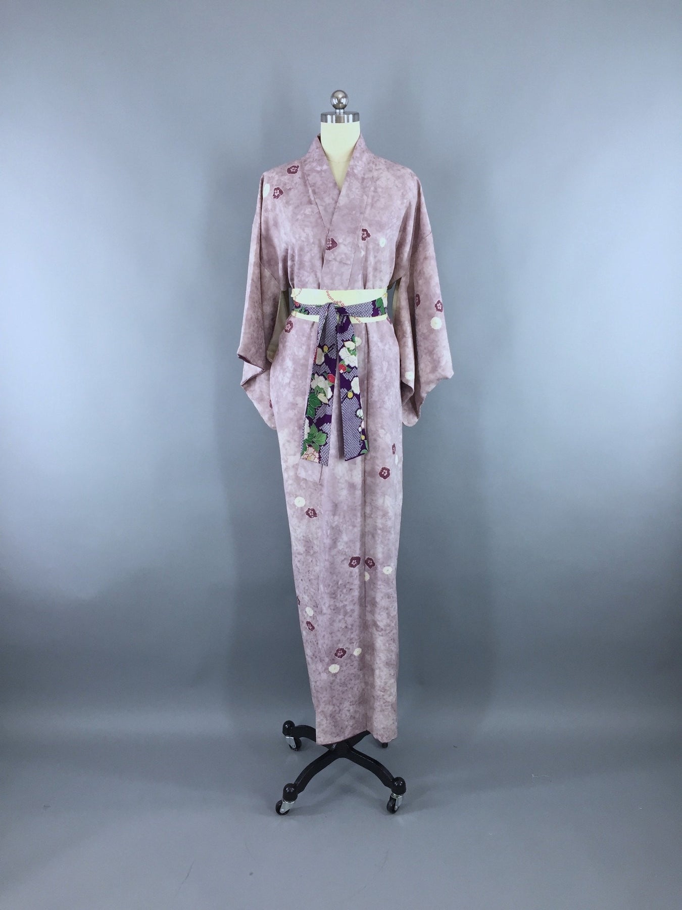 Vintage 1950s Vintage Silk Kimono Robe / Lavender Purple Floral Shibor ...
