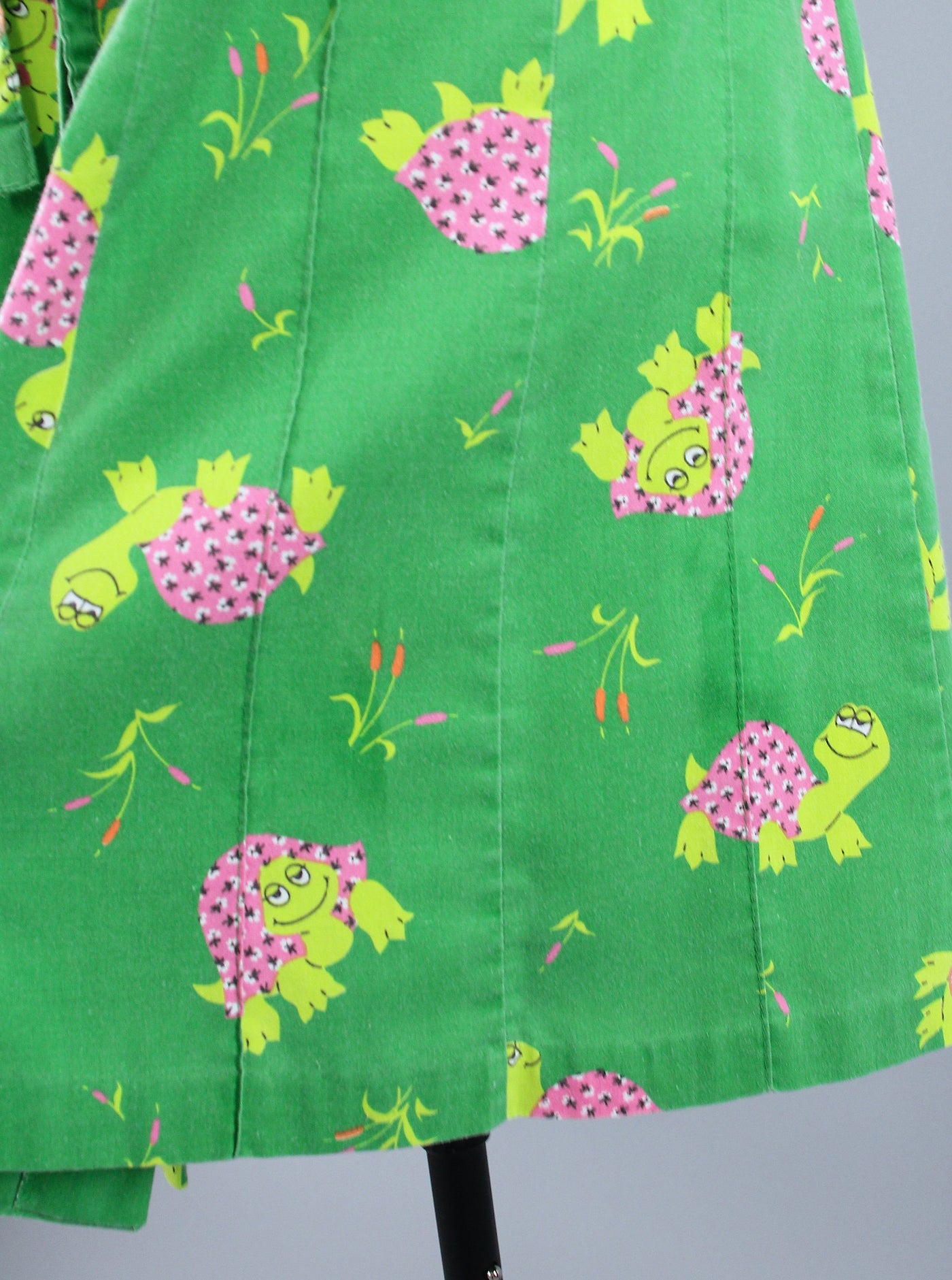 Vintage 1960s - 1970s Novelty Print Skirt / Green Turtles - ThisBlueBird