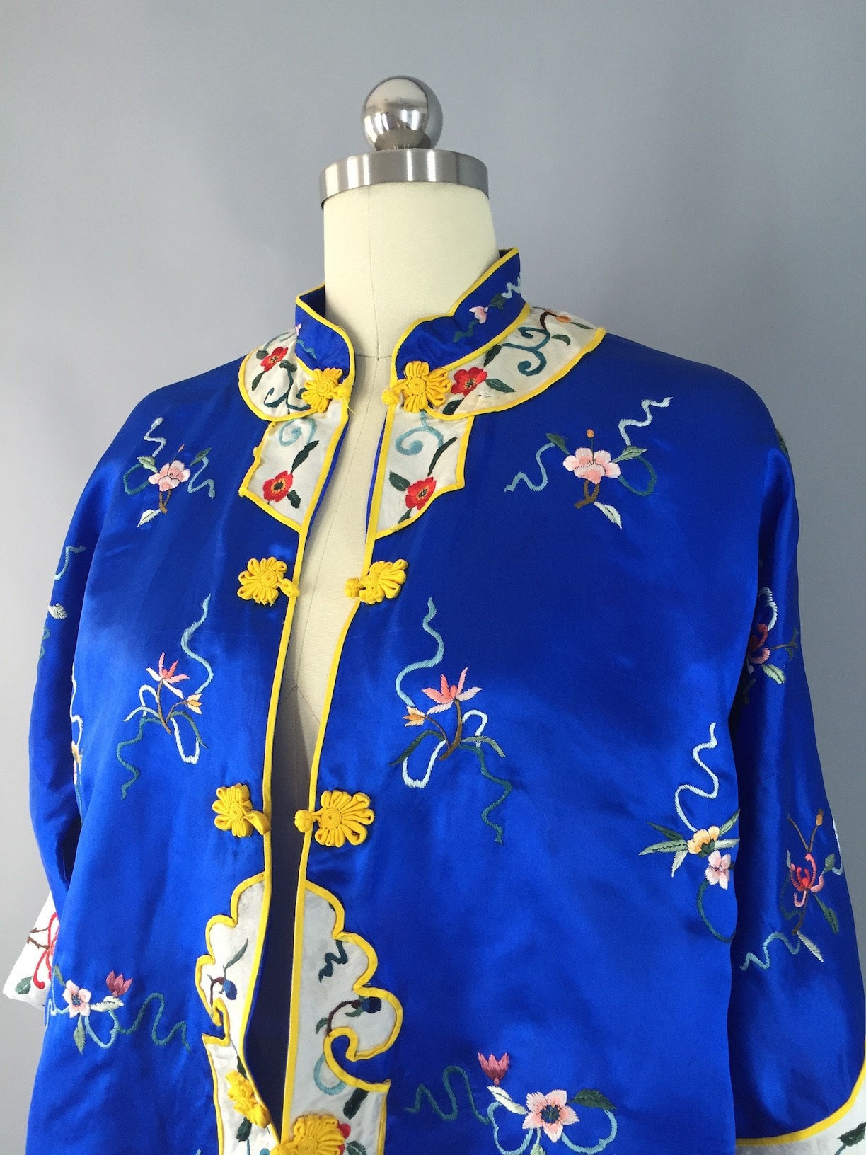 Vintage 1960s Chinese Jacket Embroidered Asian Coat ThisBlueBird vintage-1960s-chinese-jacket-embroidered-asian-coat-thisbluebird