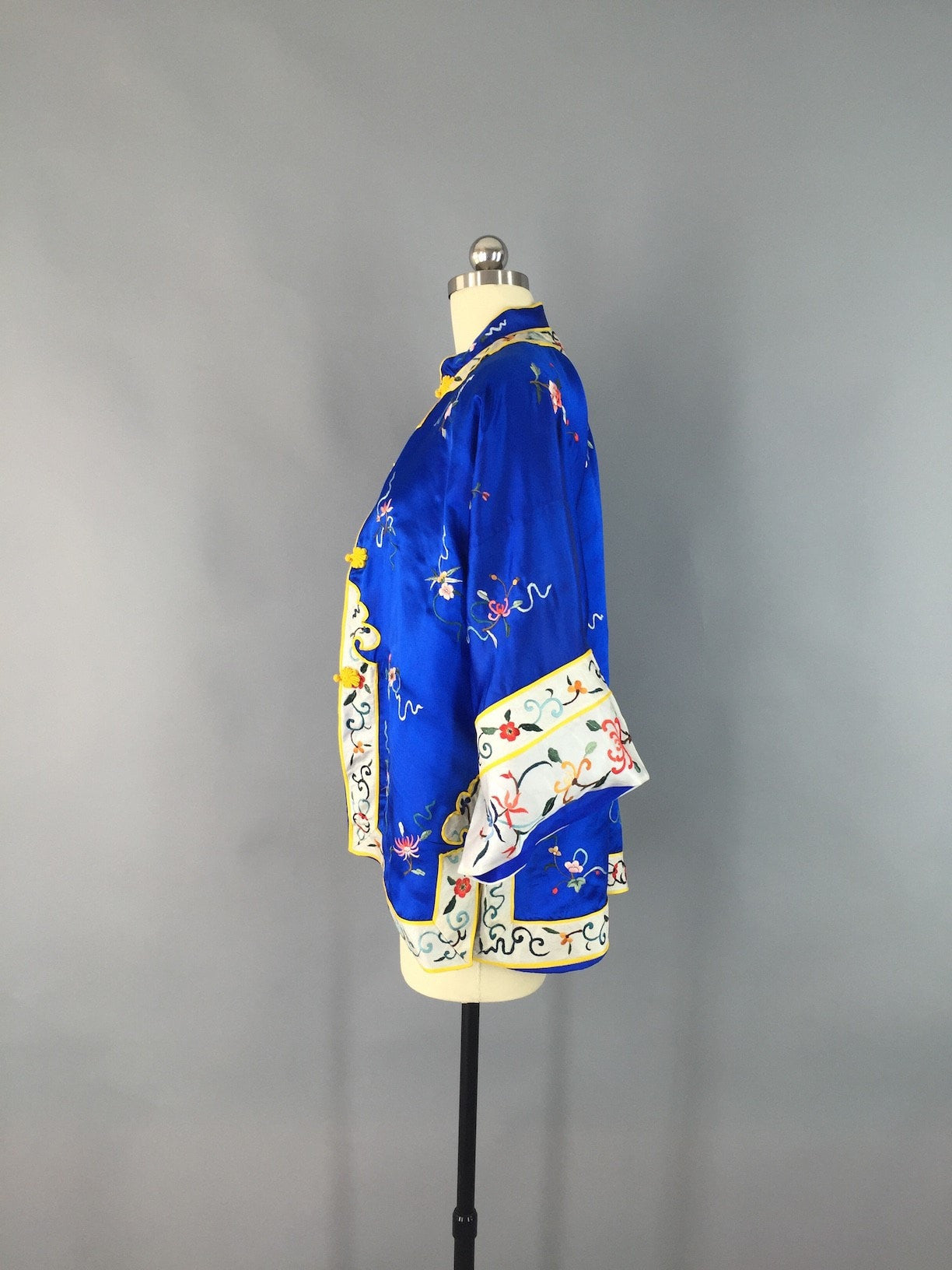Vintage 1960s Asian Jacket / Embroidered Chinese Coat - ThisBlueBird