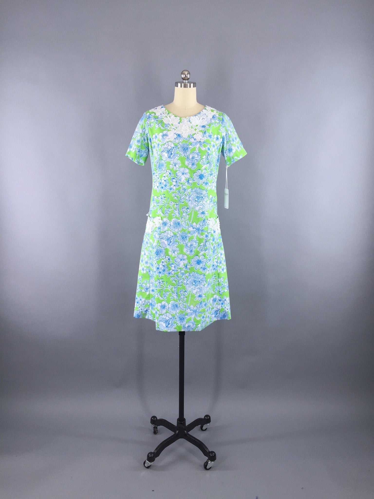 Vintage 1960s Lilly Pulitzer Dress / Preppy Green and Blue Floral Print Green / One Size Vintage 1960s Lilly Pulitzer Dress / Preppy Green and Blue Floral Print Green / One Size