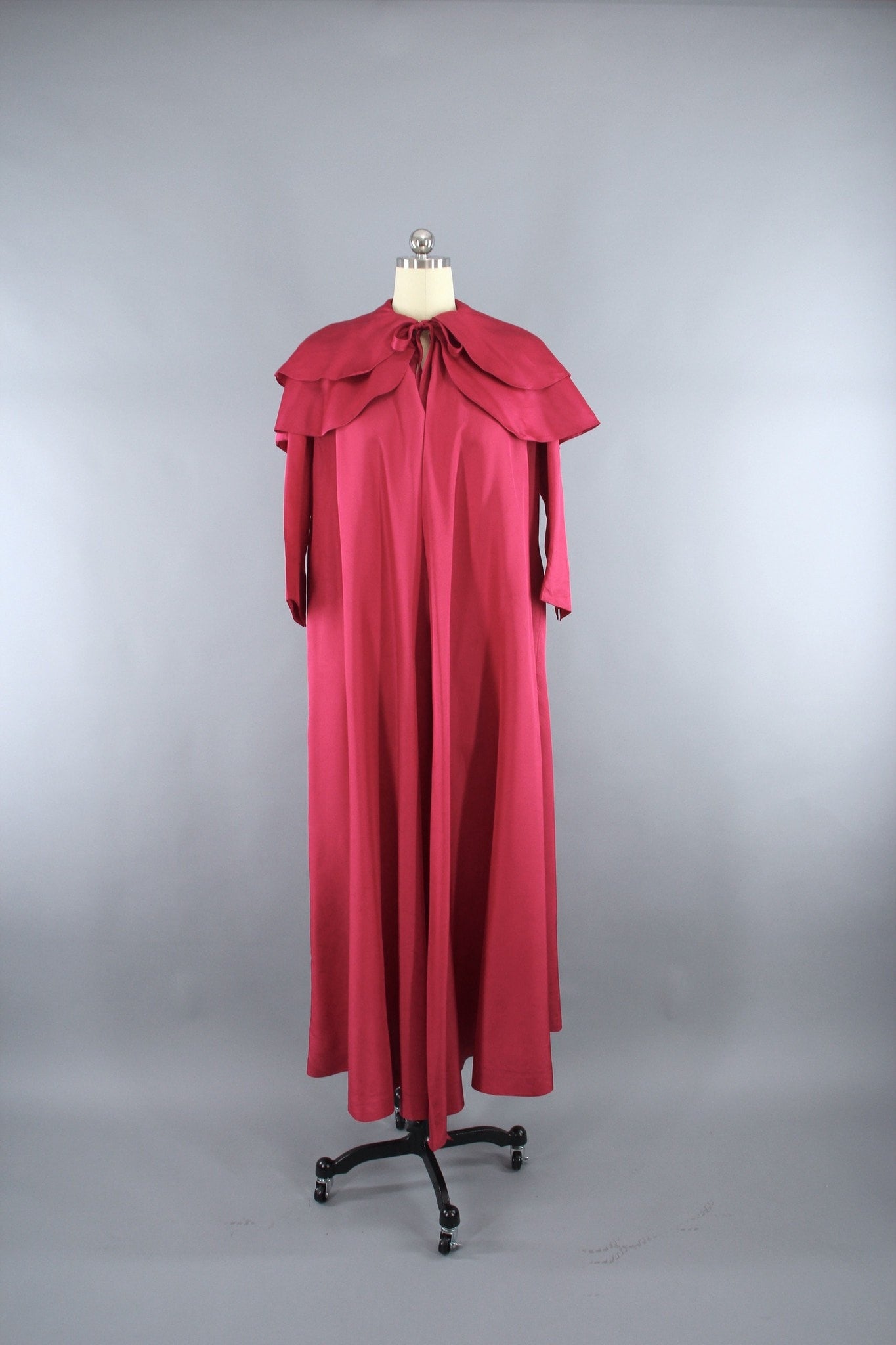 Vintage 1960s Robe in Bright Pink Satin by Lucie Ann Beverly Hills - ThisBlueBird