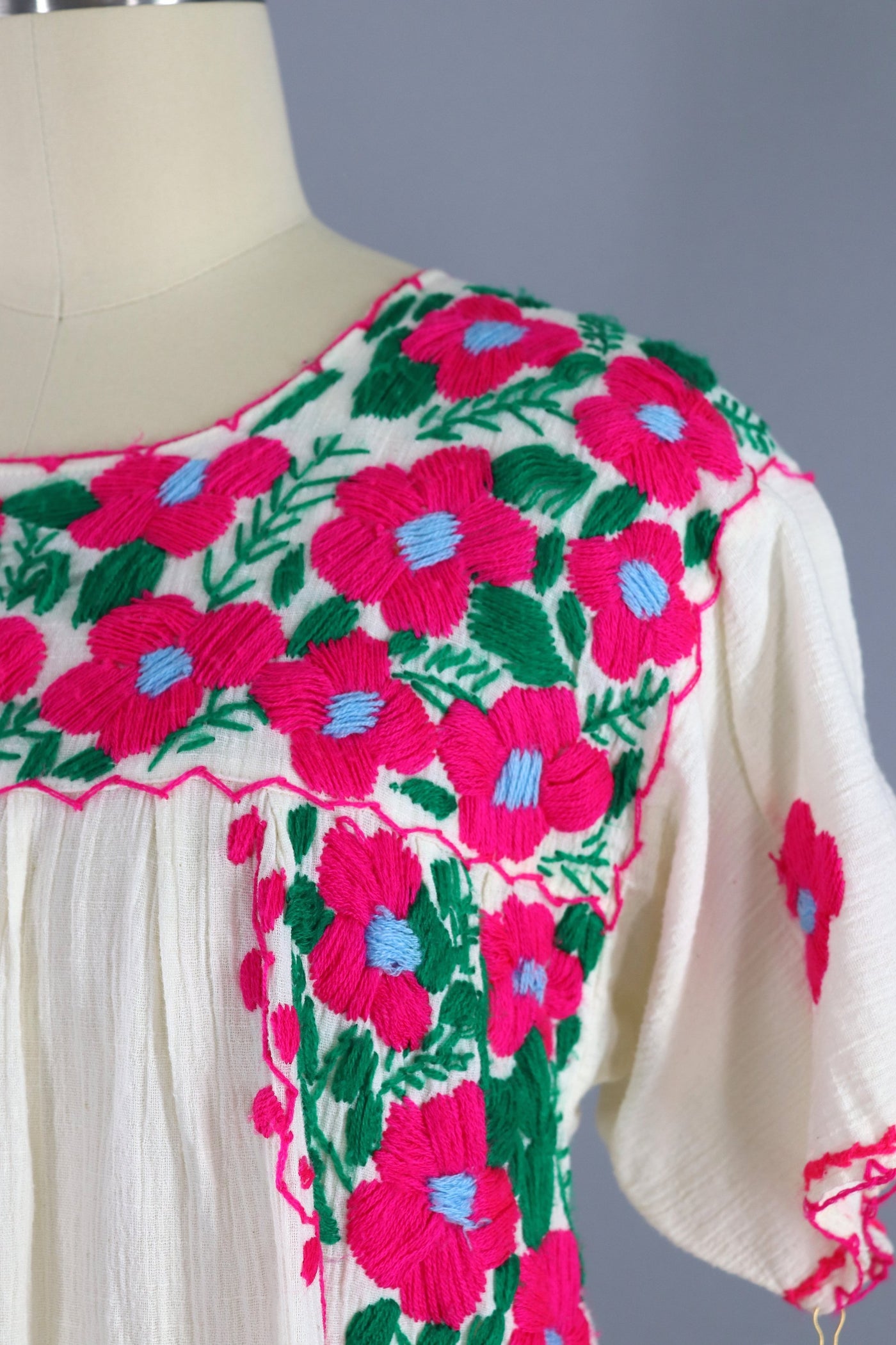 Vintage Mexican Oaxacan Huipil Embroidered Blouse / Off White & Pink Floral Embroidery - ThisBlueBird