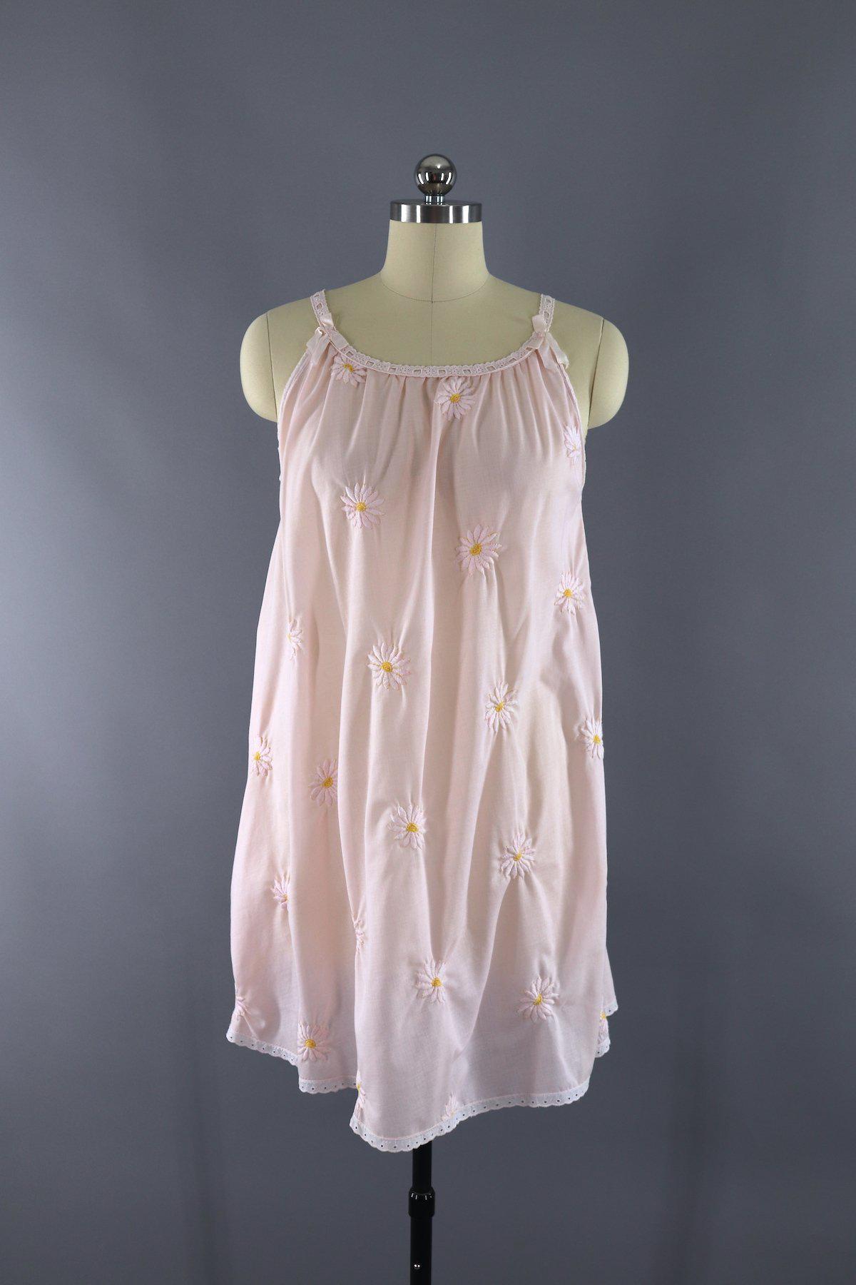 Vintage Nightgown and Robe Set / Pastel Pink Embroidered Daisy - ThisBlueBird