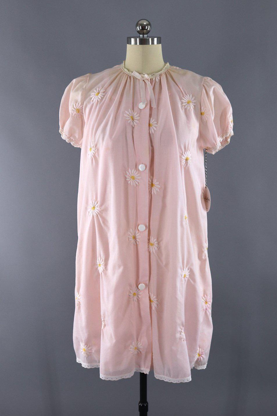 Vintage Nightgown and Robe Set / Pastel Pink Embroidered Daisy - ThisBlueBird