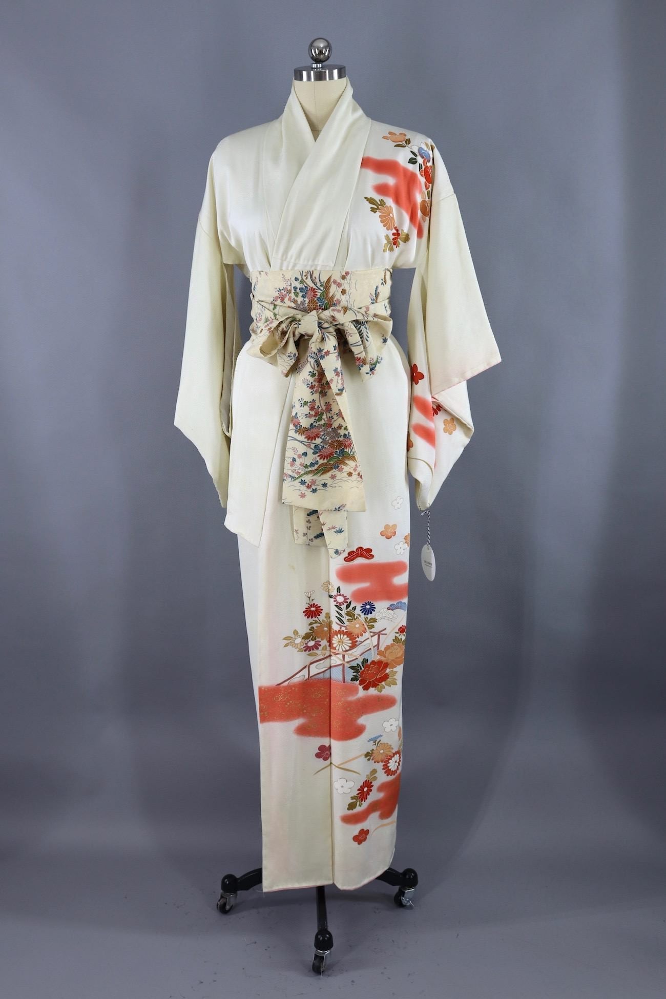 Vintage Silk Kimono Robe / White and Pink Terra Cotta Floral - ThisBlueBird